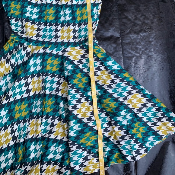 Patterned Dress with Pockets - Picture 7 of 7